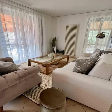 Elegant With Hot Tub, Views Apartment