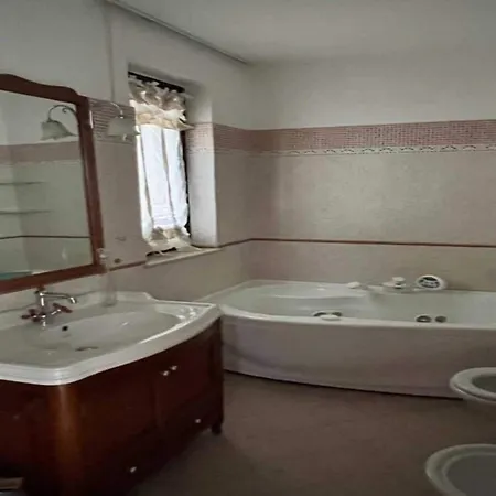 Elegant With Hot Tub, Views Apartment *